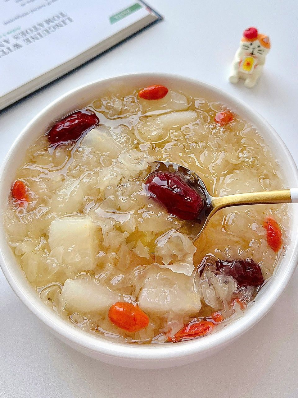 雪梨银耳羹 食材: 雪梨,银耳,红枣,枸杞,冰糖 做法: ①银耳提前泡发