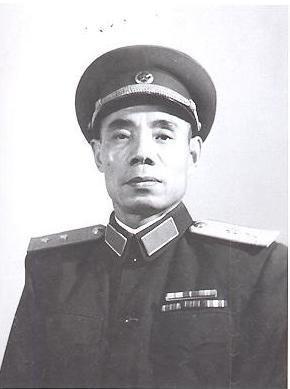 炮兵副司令吴信泉在办公,岗哨报告有人找,将军纳闷:什么人呢?