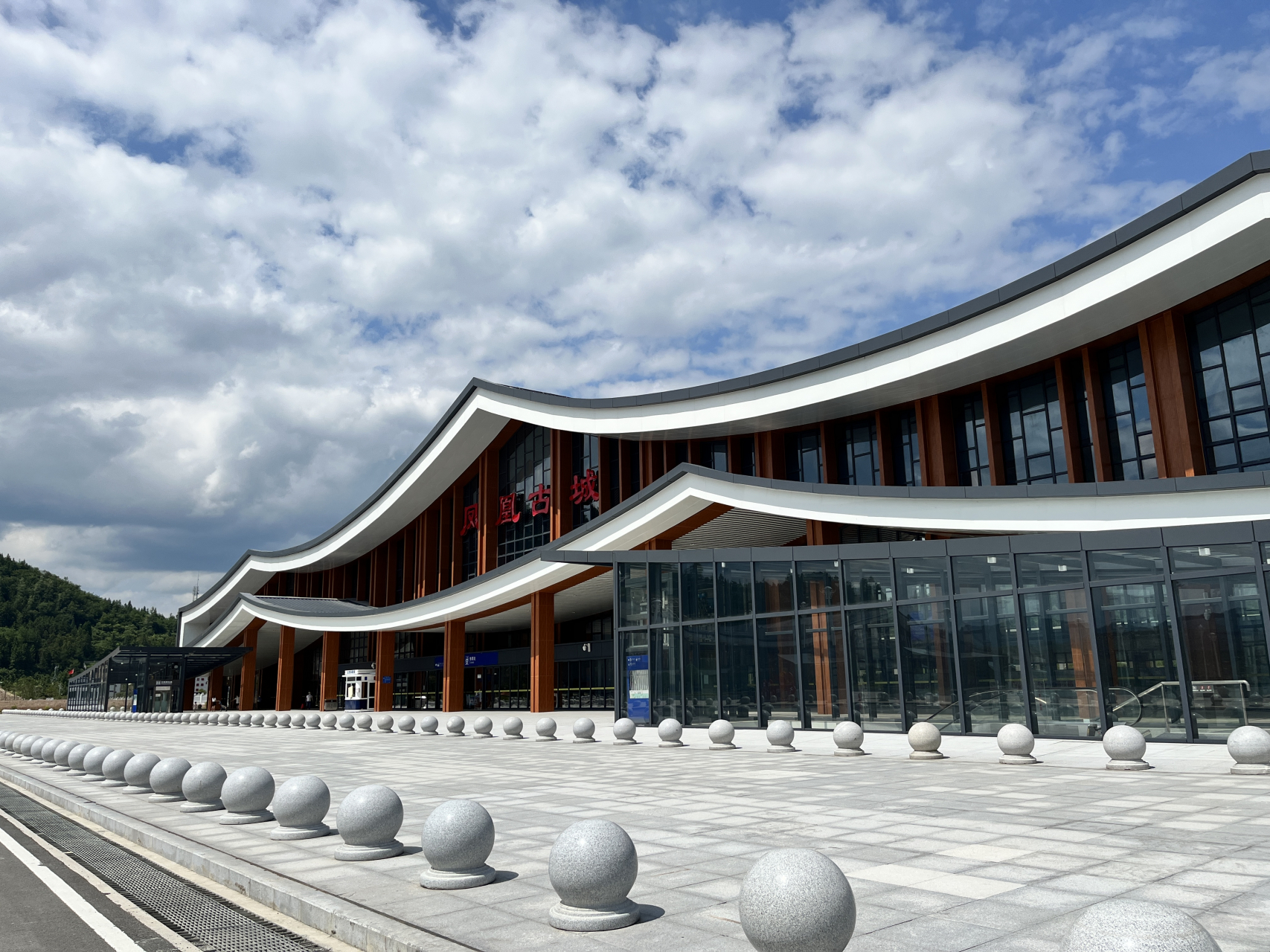 凤凰古城新建的高铁站 宽阔明亮