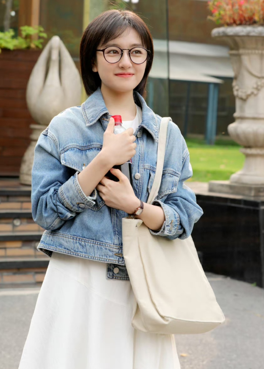 李兰迪新剧开播晒剧组自拍,黑框眼镜配短发有种文静乖乖女的既视感,她