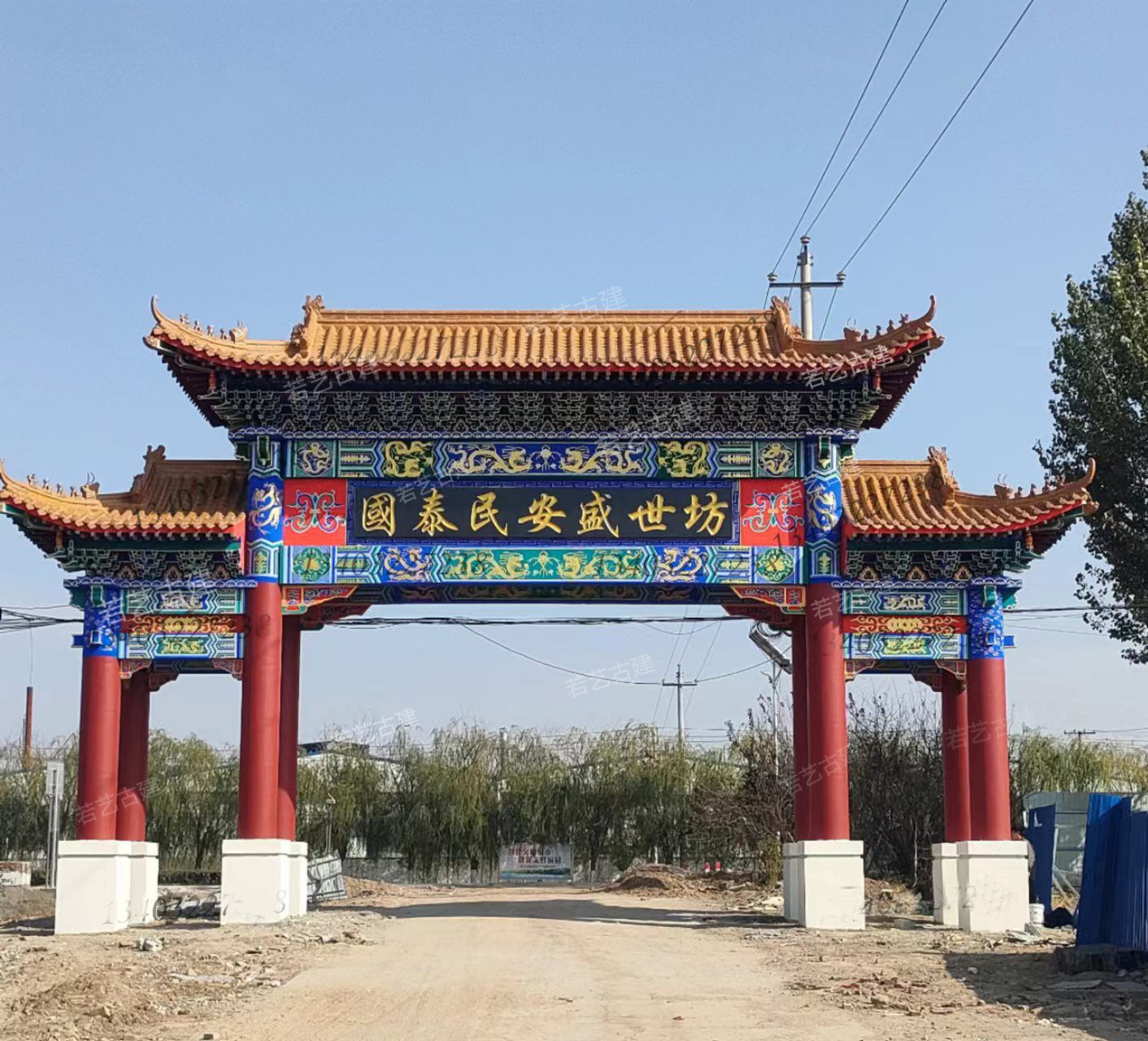 水泥牌楼是近几年村口新建的一种仿古建筑,既美观又大方,让人眼前一亮