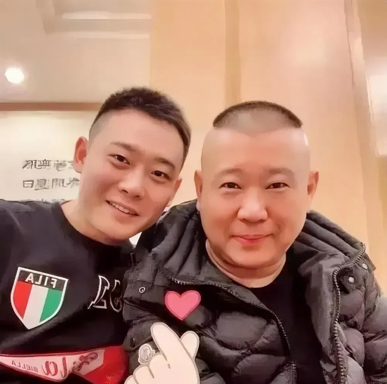 目前德云社摩天轮票价:  张云雷1580无票,1380卖1972  郭德纲1866卖