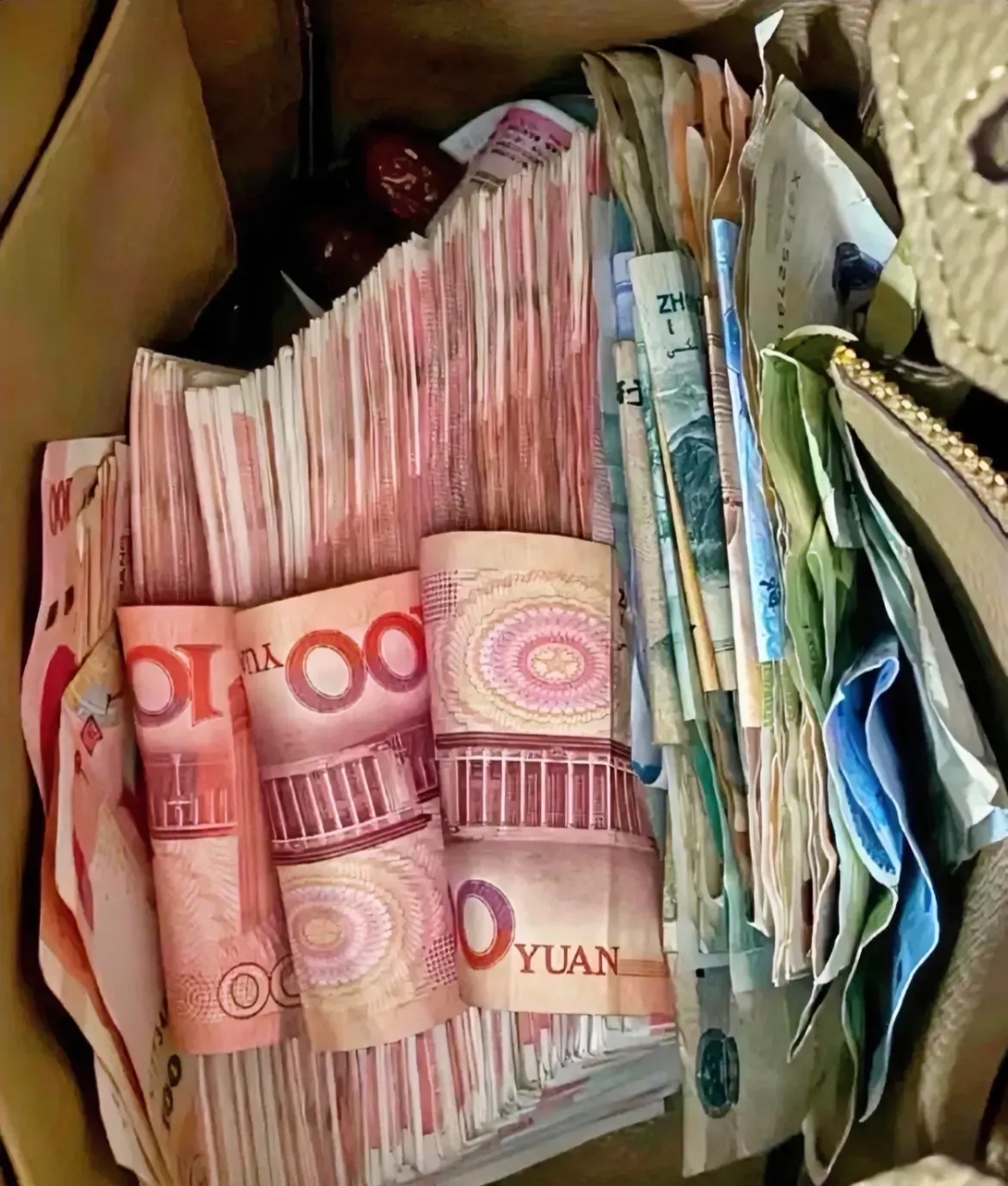 高考一结束,感觉口袋里的钱蹭蹭的花,买手机花了5000多,买电脑花了