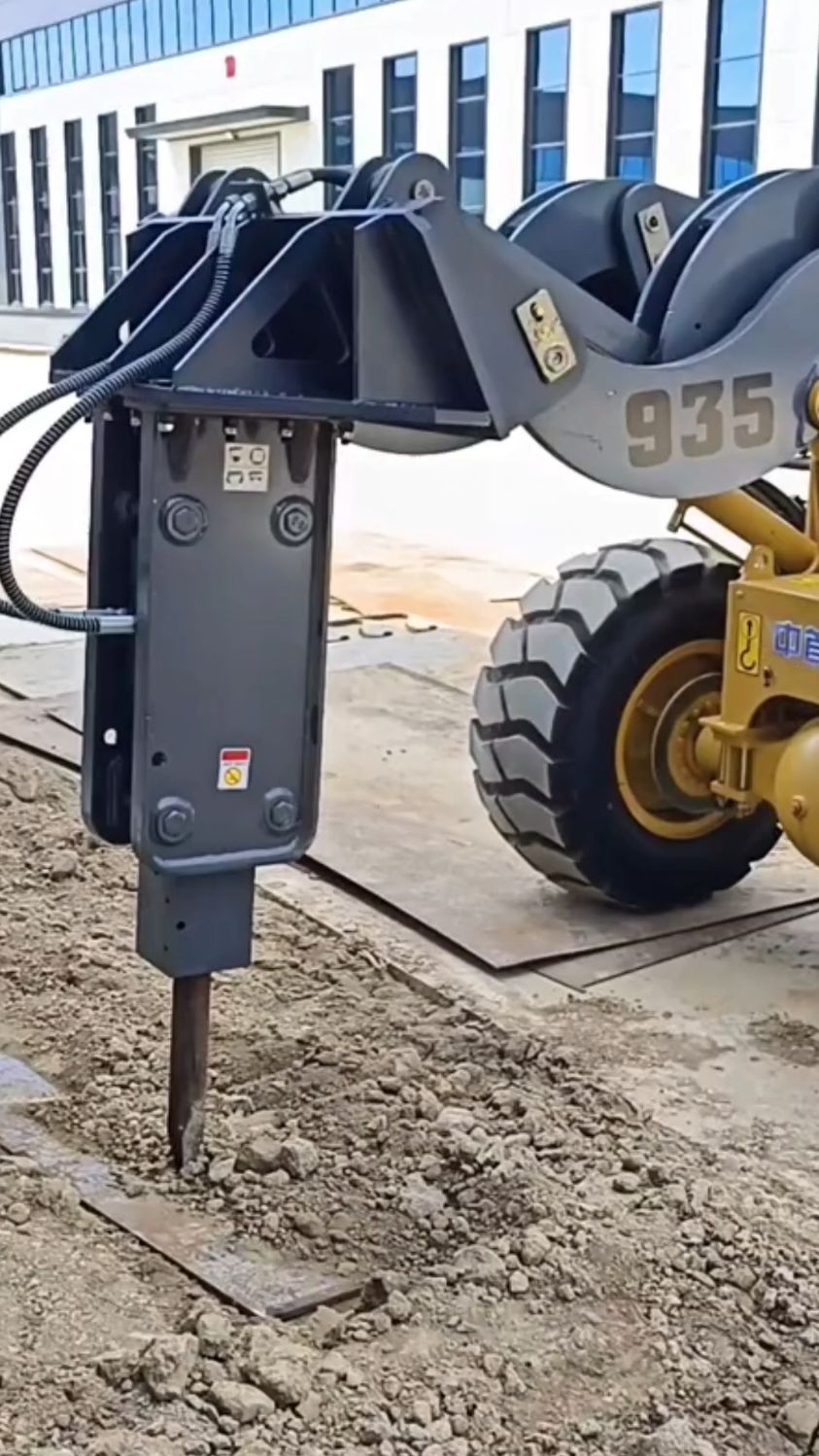 矮体装载机安装破碎锤矿用铲车-度小视