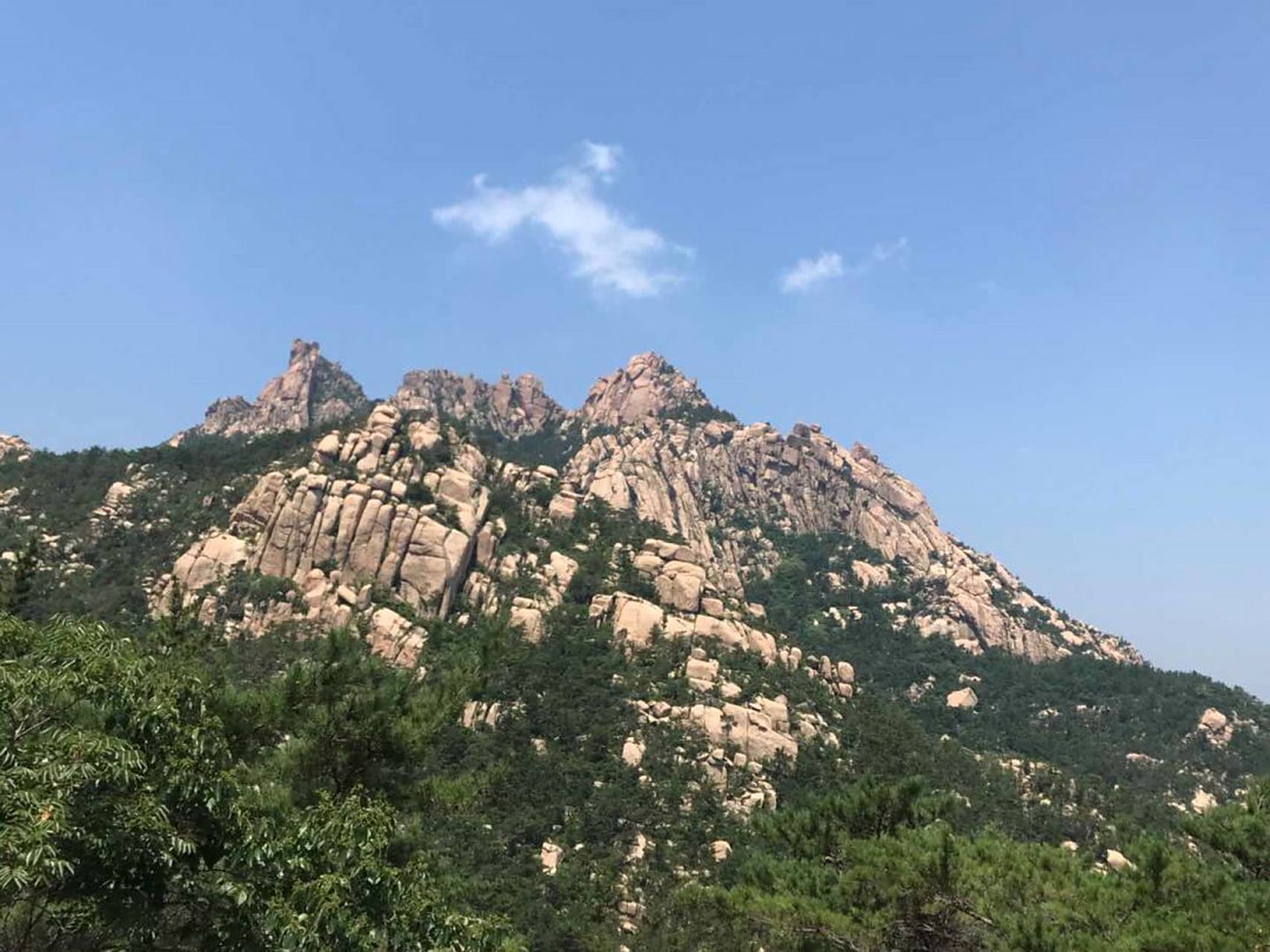 崂山属胶东低山丘陵的一部分,位于中朝古陆胶辽地盾的南部,构造体系属