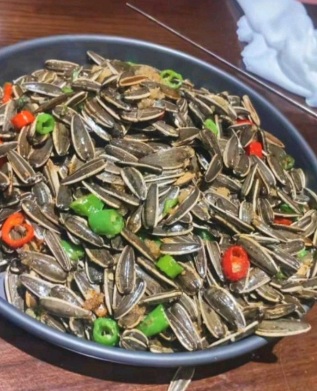 辣椒炒瓜子!用手抓还是筷子夹
