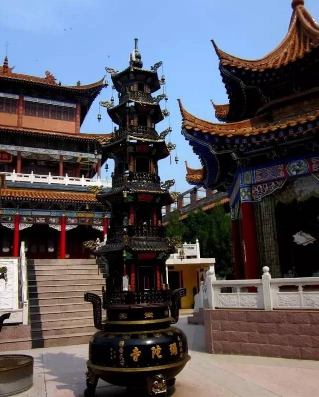 在河南许昌鄢陵县张桥乡张北村有一座寺院,名曰弥陀寺.