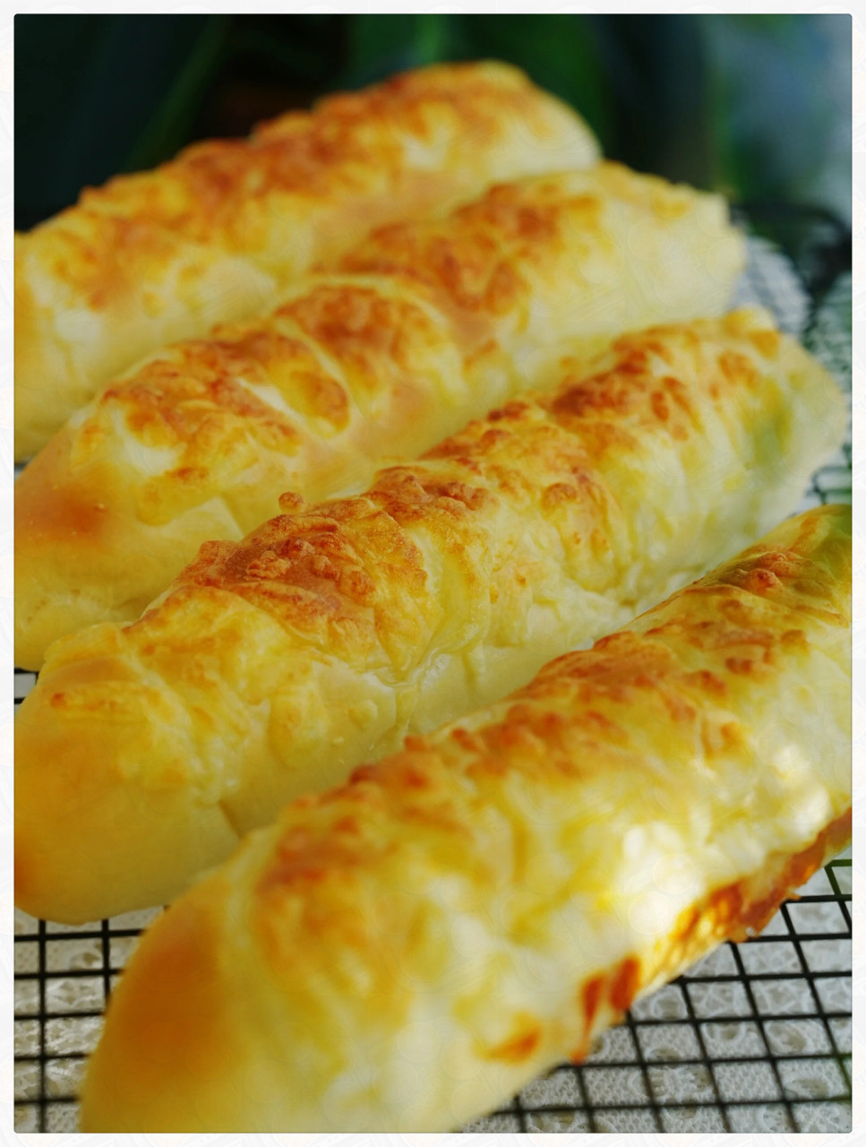 黄金芝士条面包|柔软咸香全家抢着吃  这款面包真的太诱人了,每一口都