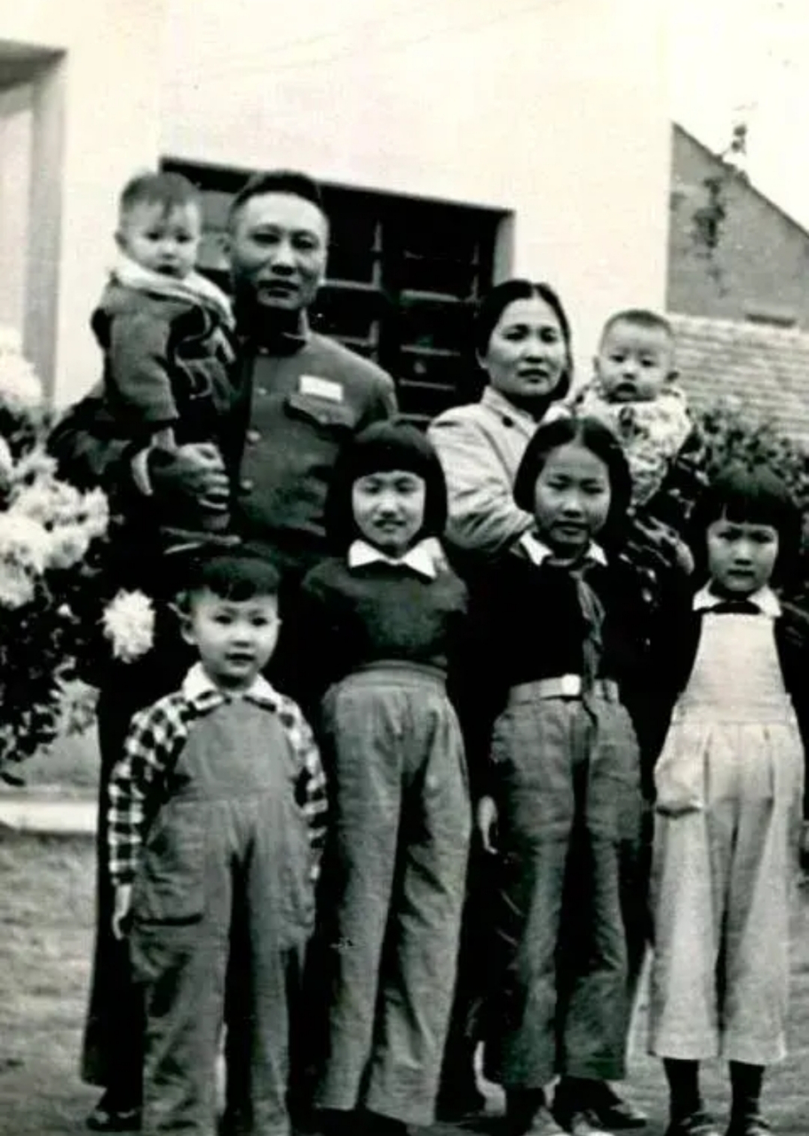 这是50年代,肖劲光大将,一张罕见的全家福,他一生有过两任妻子,共有八