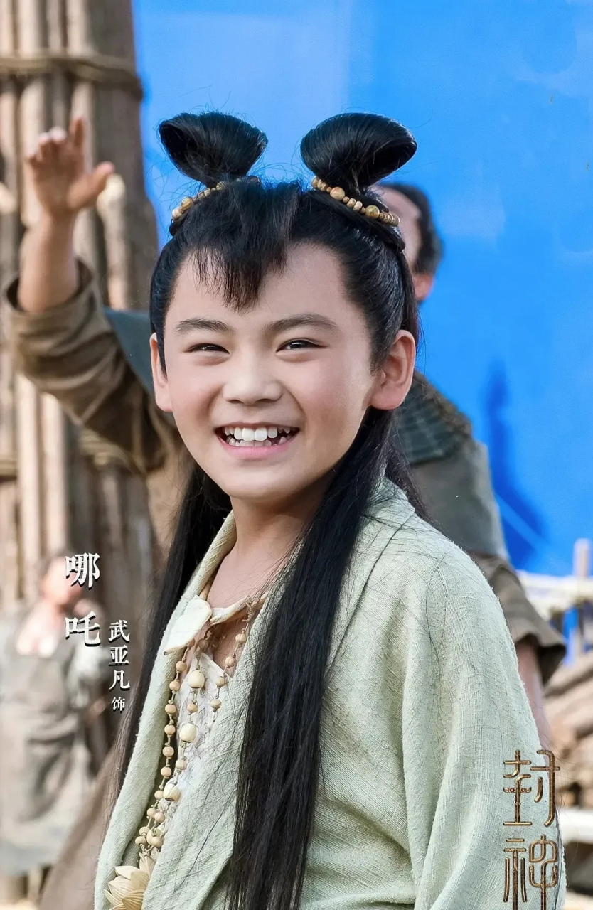 封神中哪吒的扮演者武亚凡透露,哪吒的服装设计采用了小肚兜和短裤的