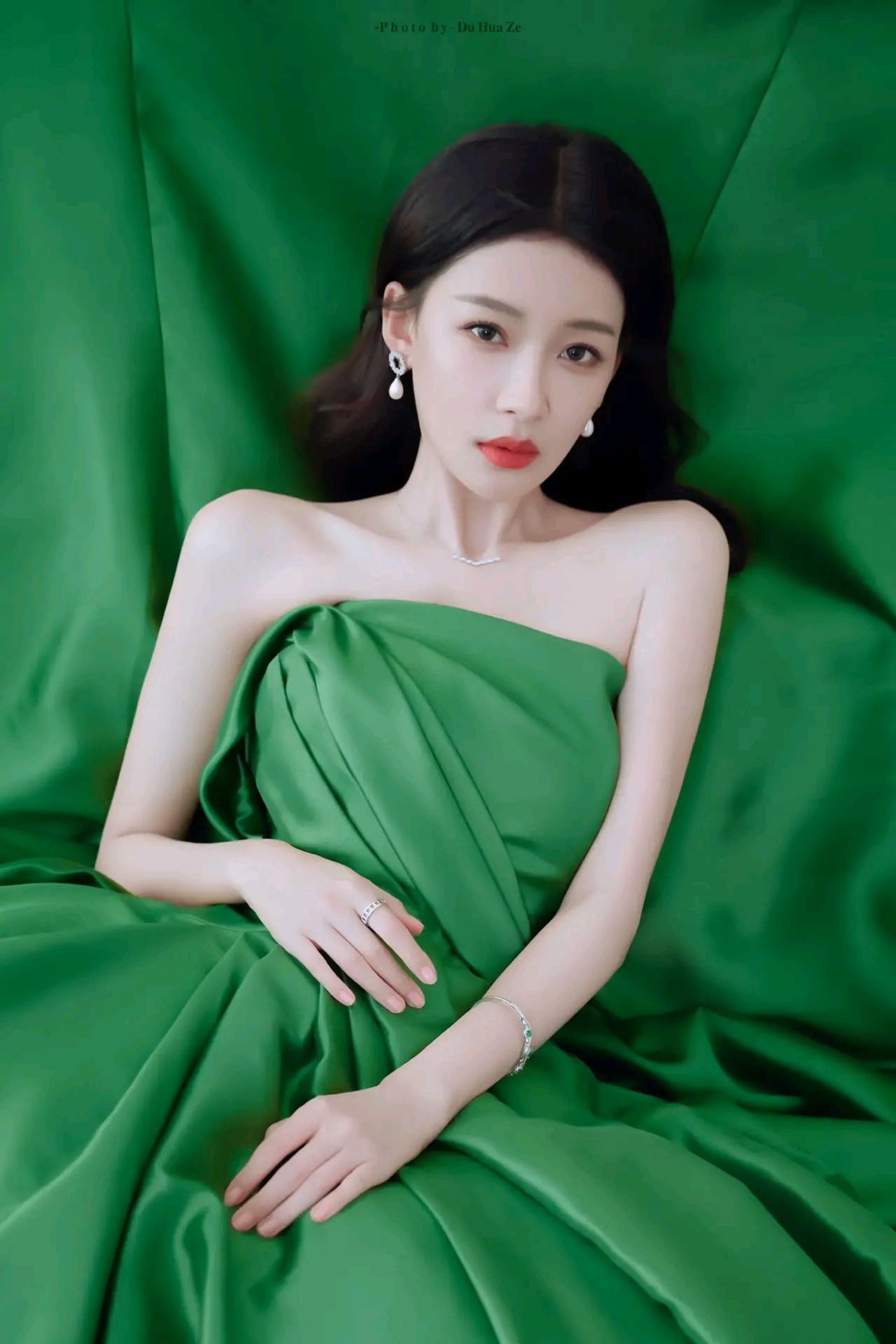 孙怡身穿一袭绿色抹胸礼裙,尽显妩媚动人的女神