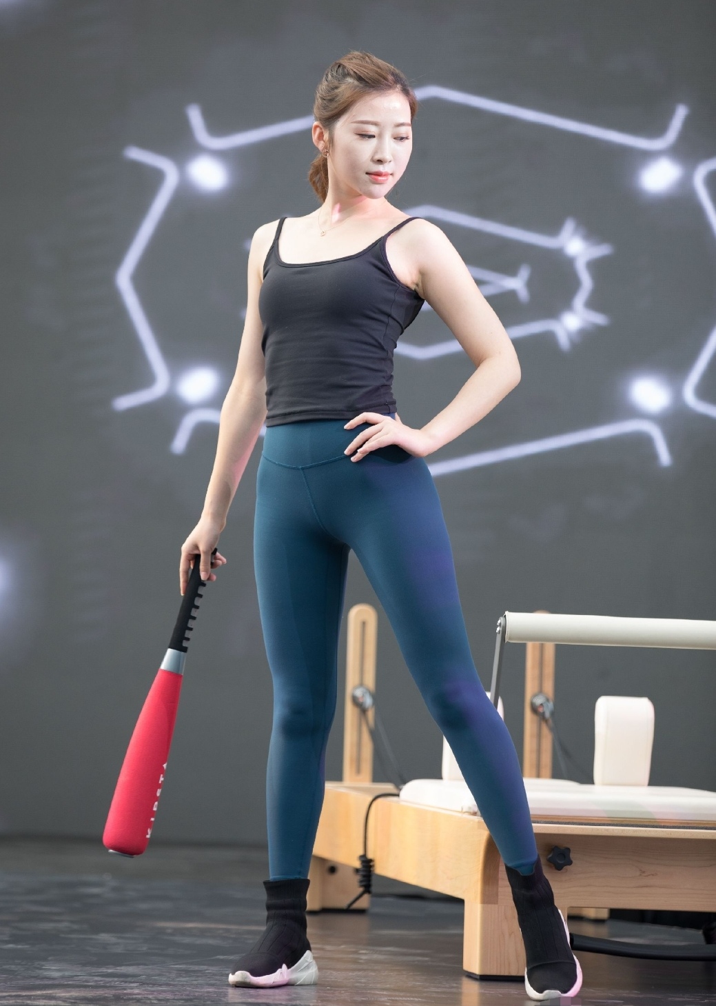 当前非常流行的瑜伽裤,优雅干练,展示曲线美