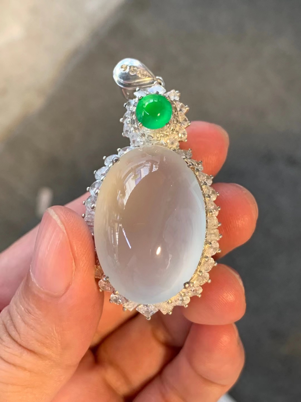点击头像看直播# #翡翠# 高冰鸽子蛋吊坠,纯净均匀,饱满圆润,品相