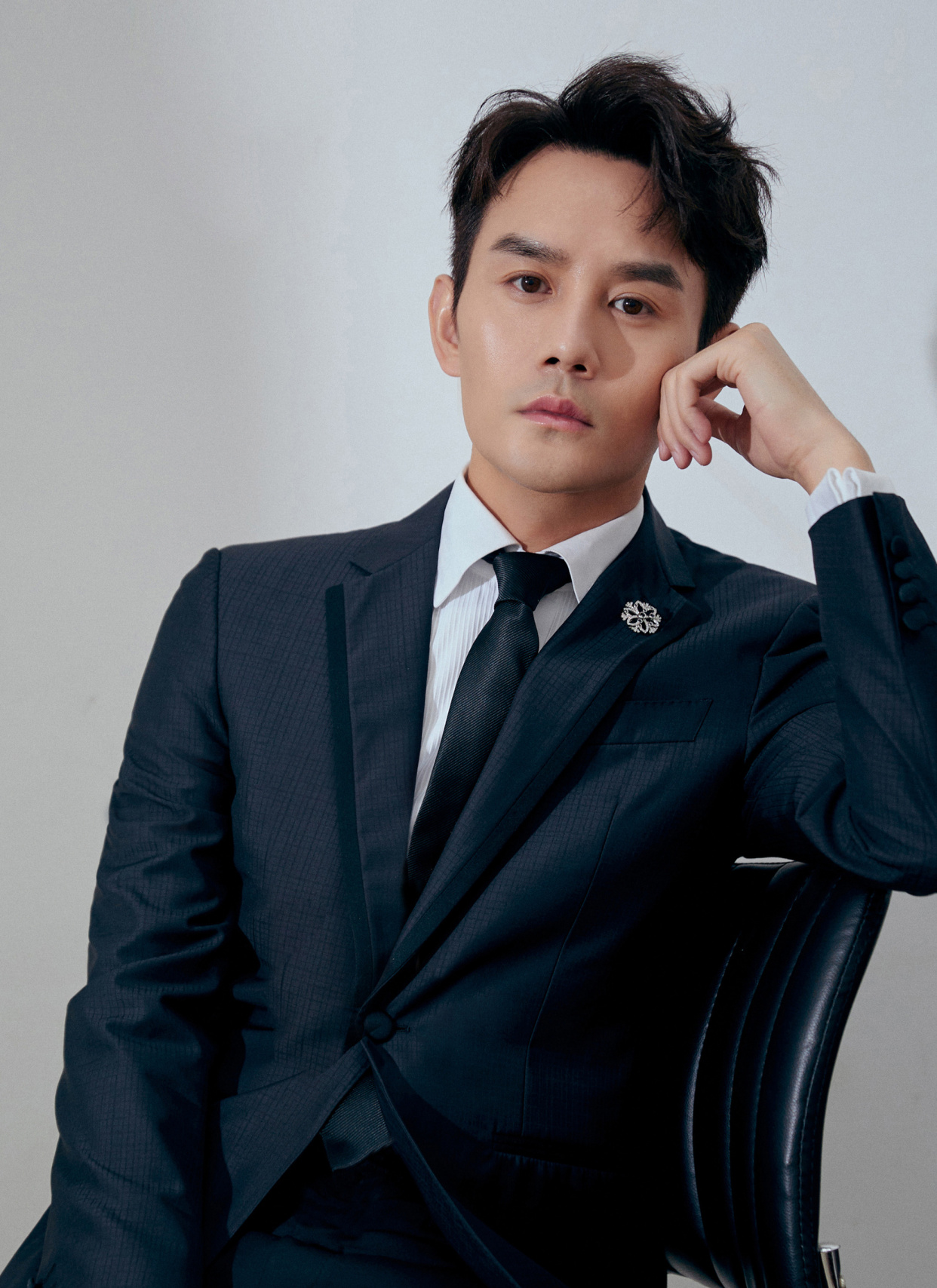 王凯一组写真更新,身穿西服套装绅士迷人,身姿挺拔