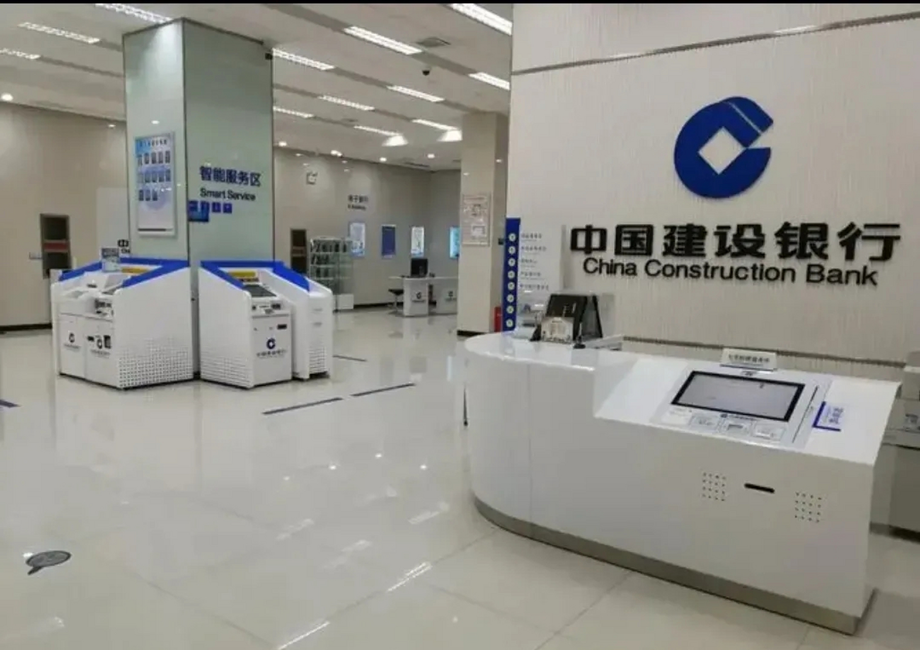 到了建行,大堂经理问我们来干啥的,我说办工资卡,人家说只能办二类