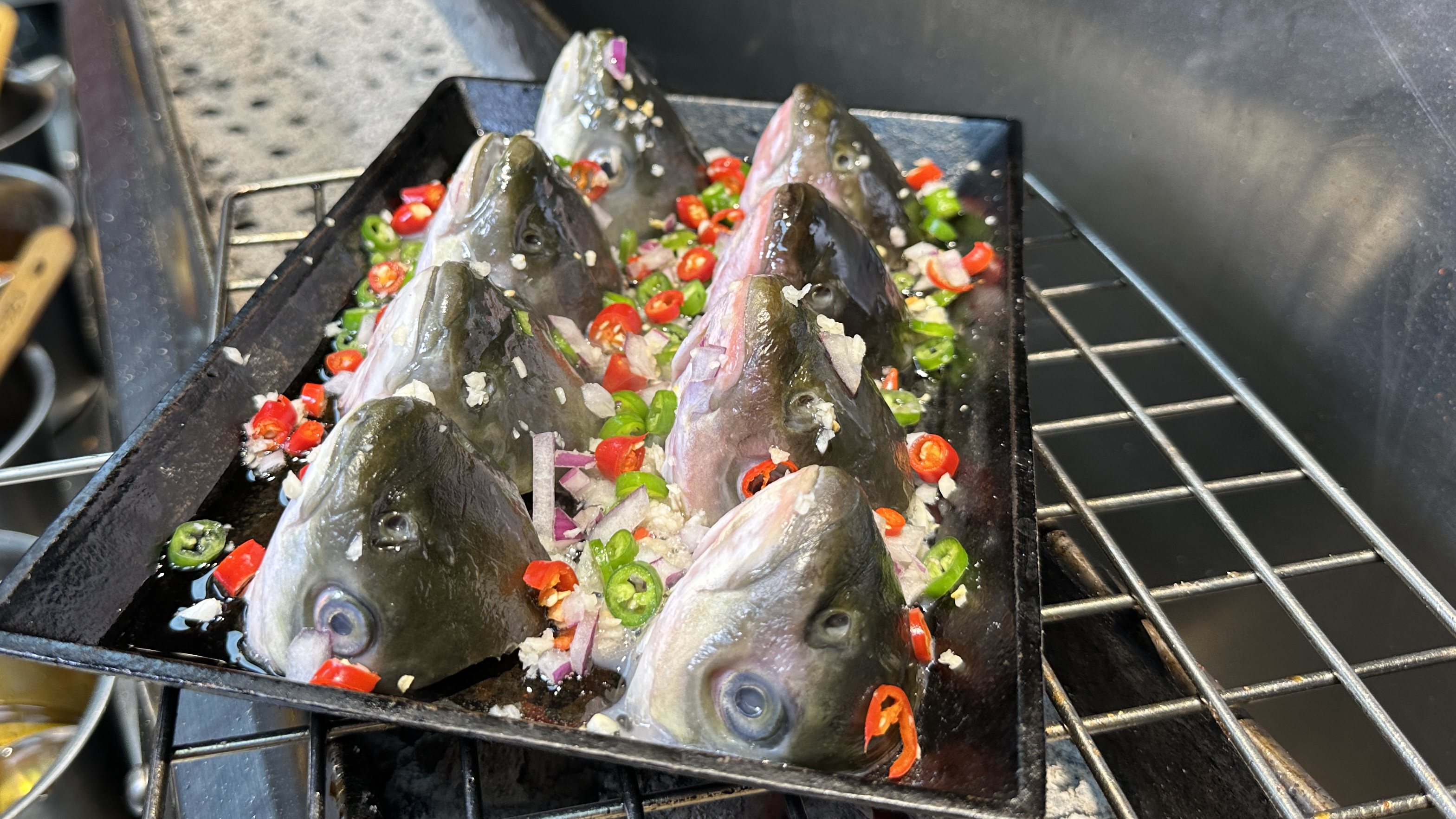 鲜嫩爽滑香辣爽口的铁板香辣小鱼嘴配方与制作技巧