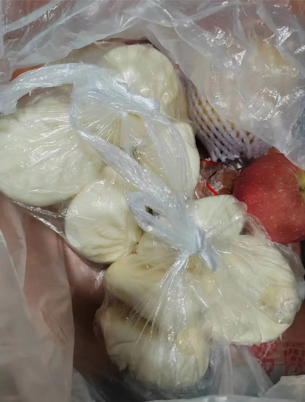 最近大概是太穷了,我昨天竟然把公司里没人吃的一袋包子带回家了.