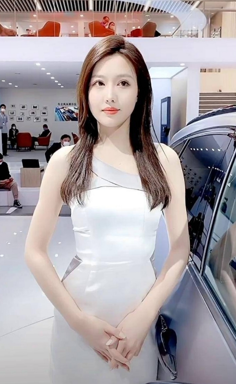 绝美车模"牛牛"刘琴,车模中的劳斯莱斯[鲜花]动态里有她视频哦[awsl]