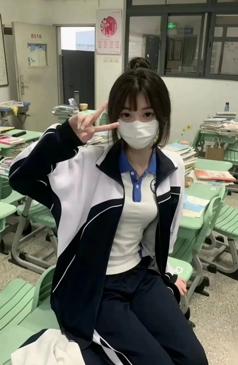 女孩子最美的青春一定是在校园里,最美的服饰也一定是校服了吧?