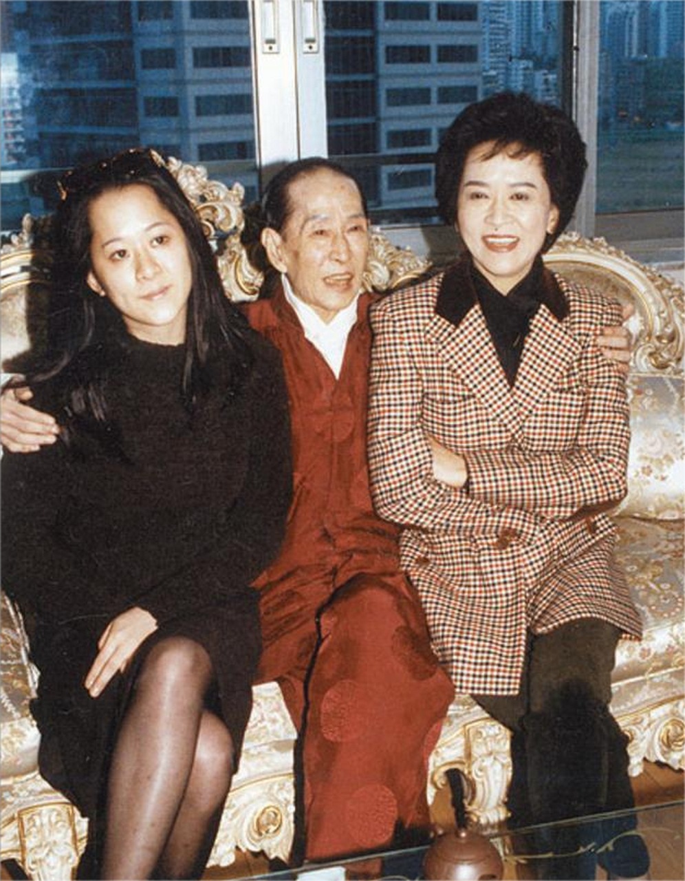 1967年,中国香港一个家境富裕的家庭里,邓兆尊首次呱呱坠地.