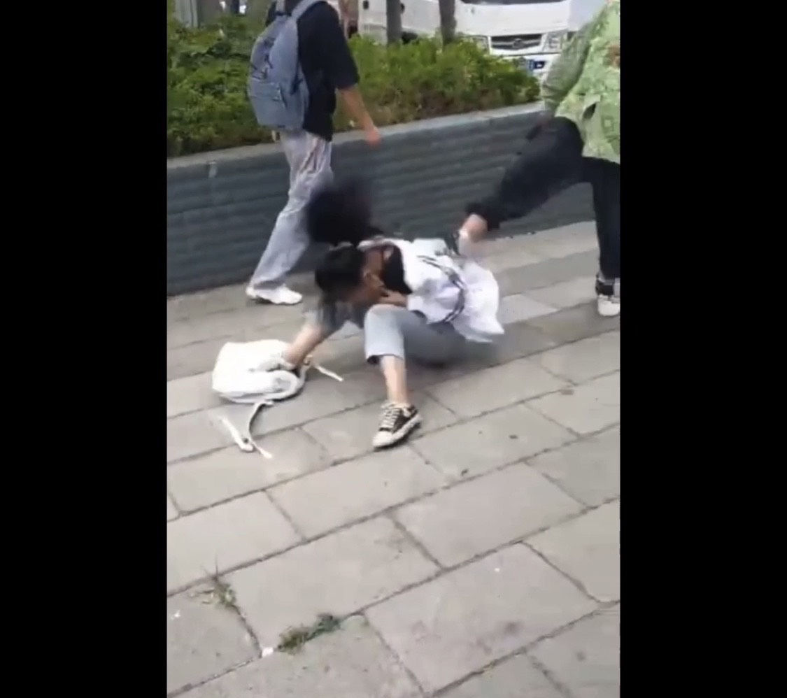 网传云南三名男生围殴一女生,下手之狠令人发指!官方通报:属实