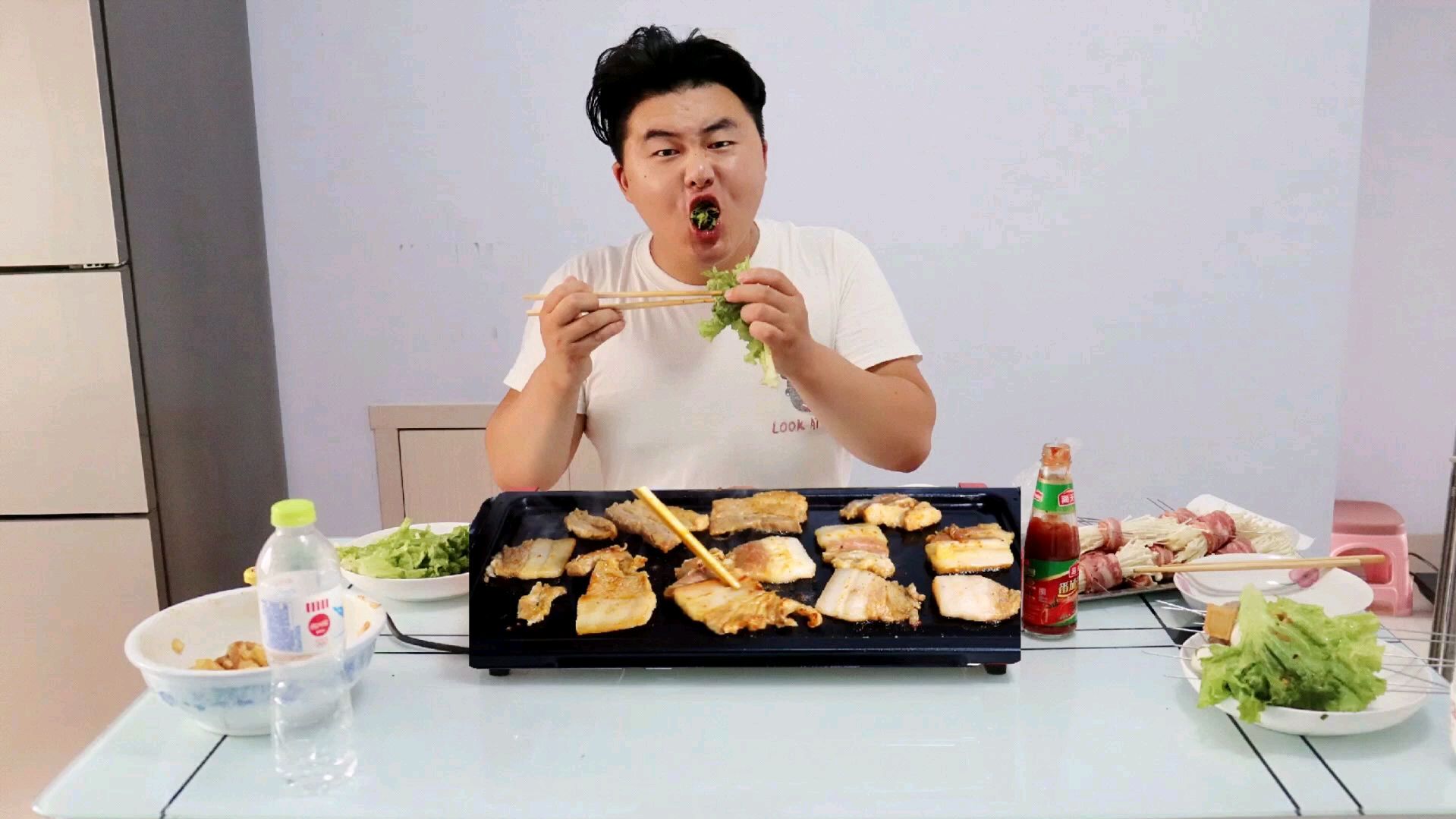 2斤五花肉,培根金针菇,这样腌制,烤肉果然香,美美吃一顿!