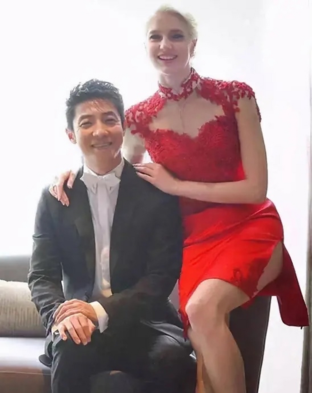 洞房花烛夜,李白搂住撒贝宁,对她说:"婚后我们aa制,我不花你的钱,但你