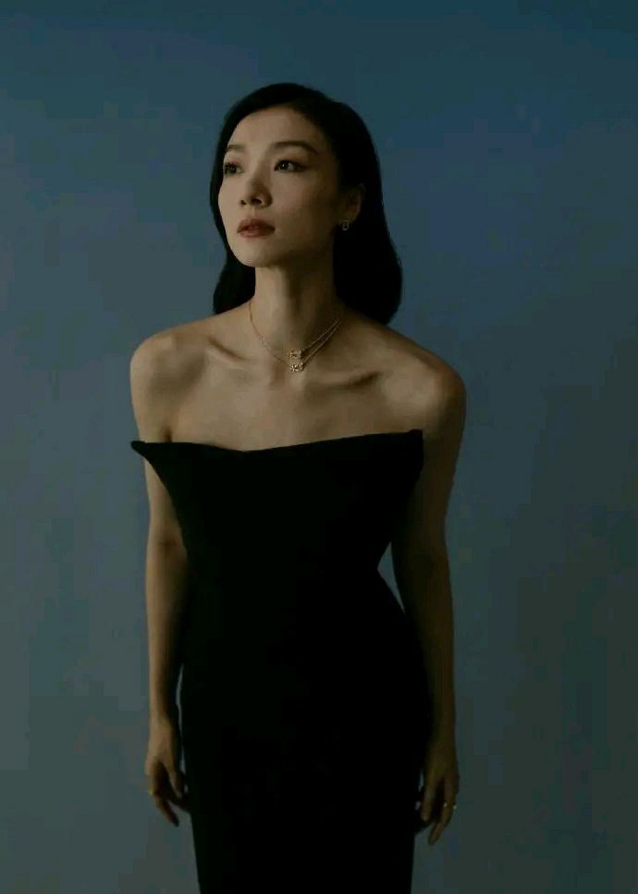 齐溪的气质真的太高级了,黑色抹胸礼服华丽高级,美得太高调  齐溪长相