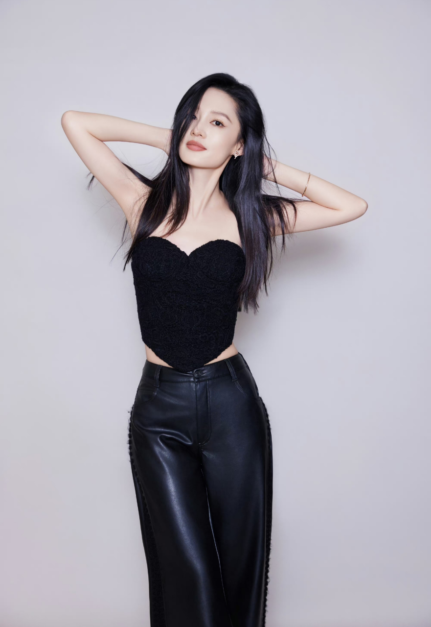李沁真美,抹胸配皮裤,精致时尚,又美又飒!
