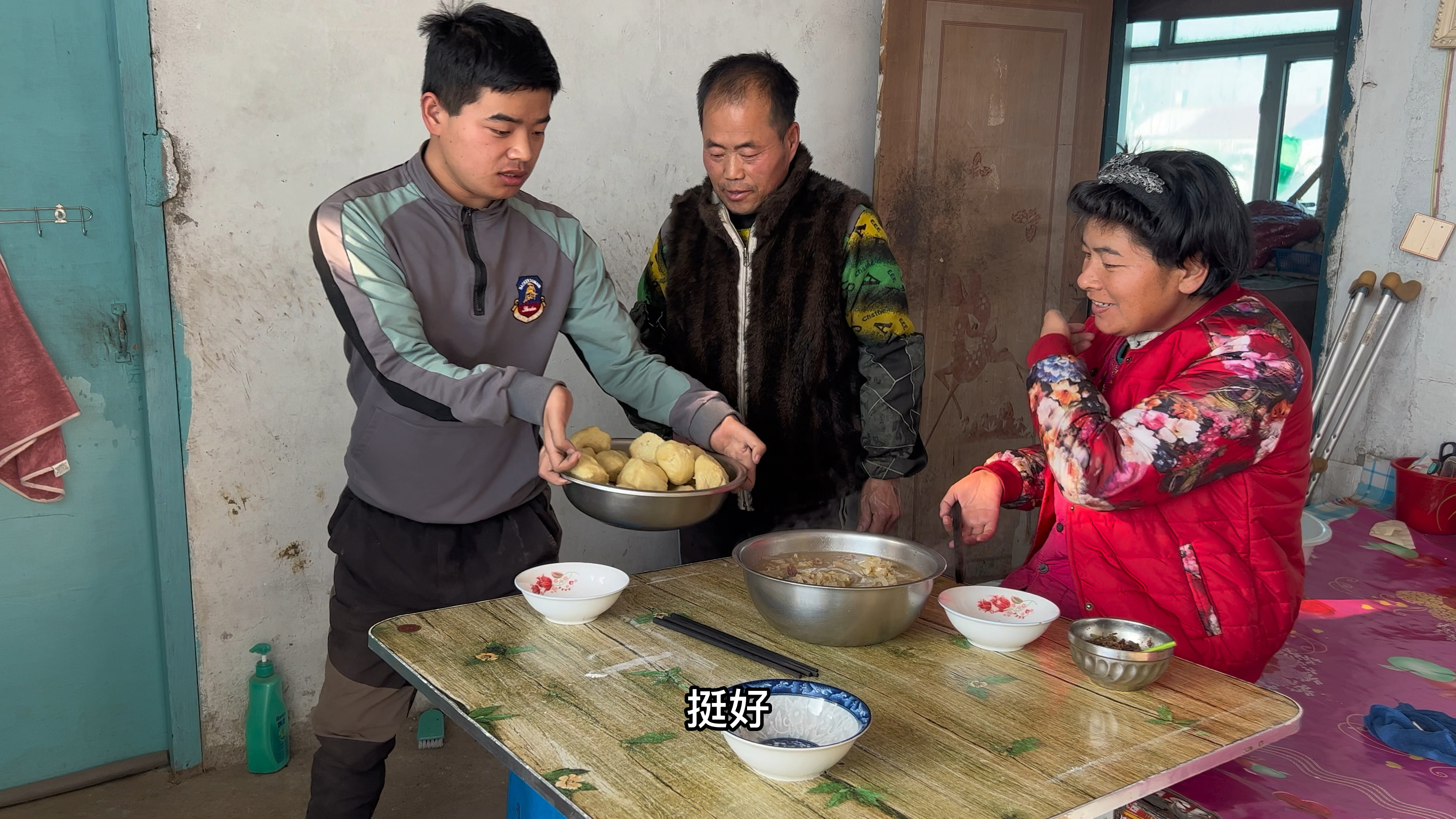 脑梗老爸蒸大馒头,瘫痪老妈也在帮忙,小强的一句话让人心酸