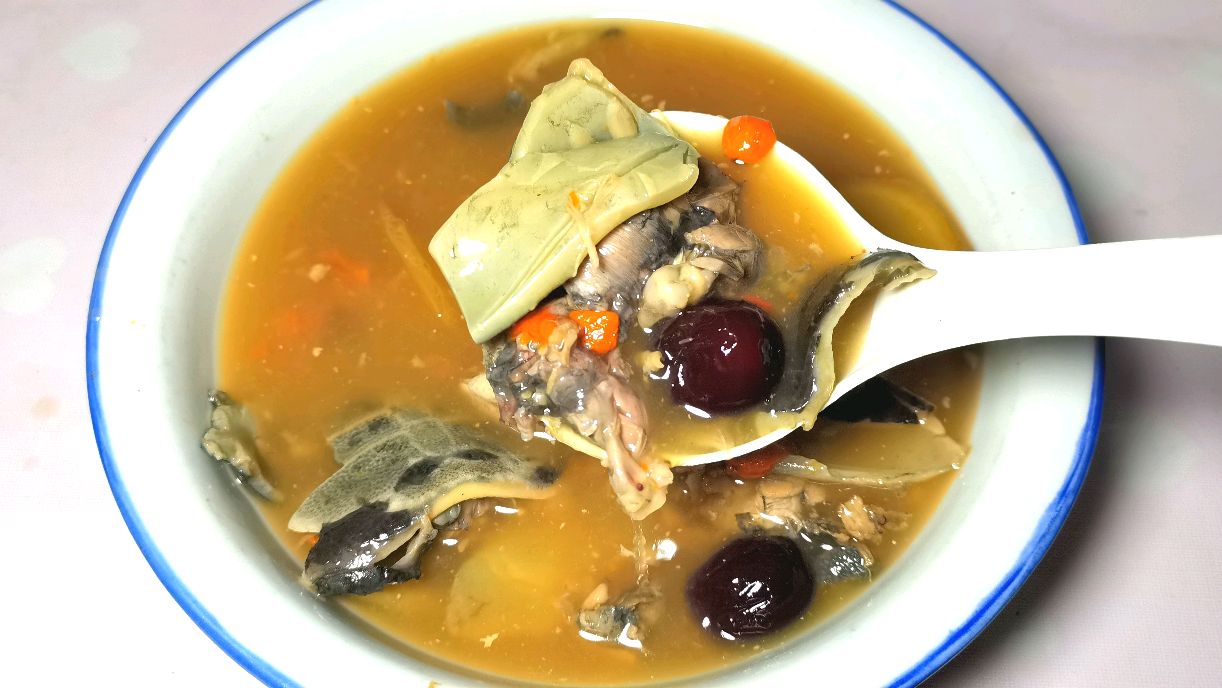 煲甲鱼汤时注意这些细节,做成的汤鲜美无腥味。大人小孩抢着喝