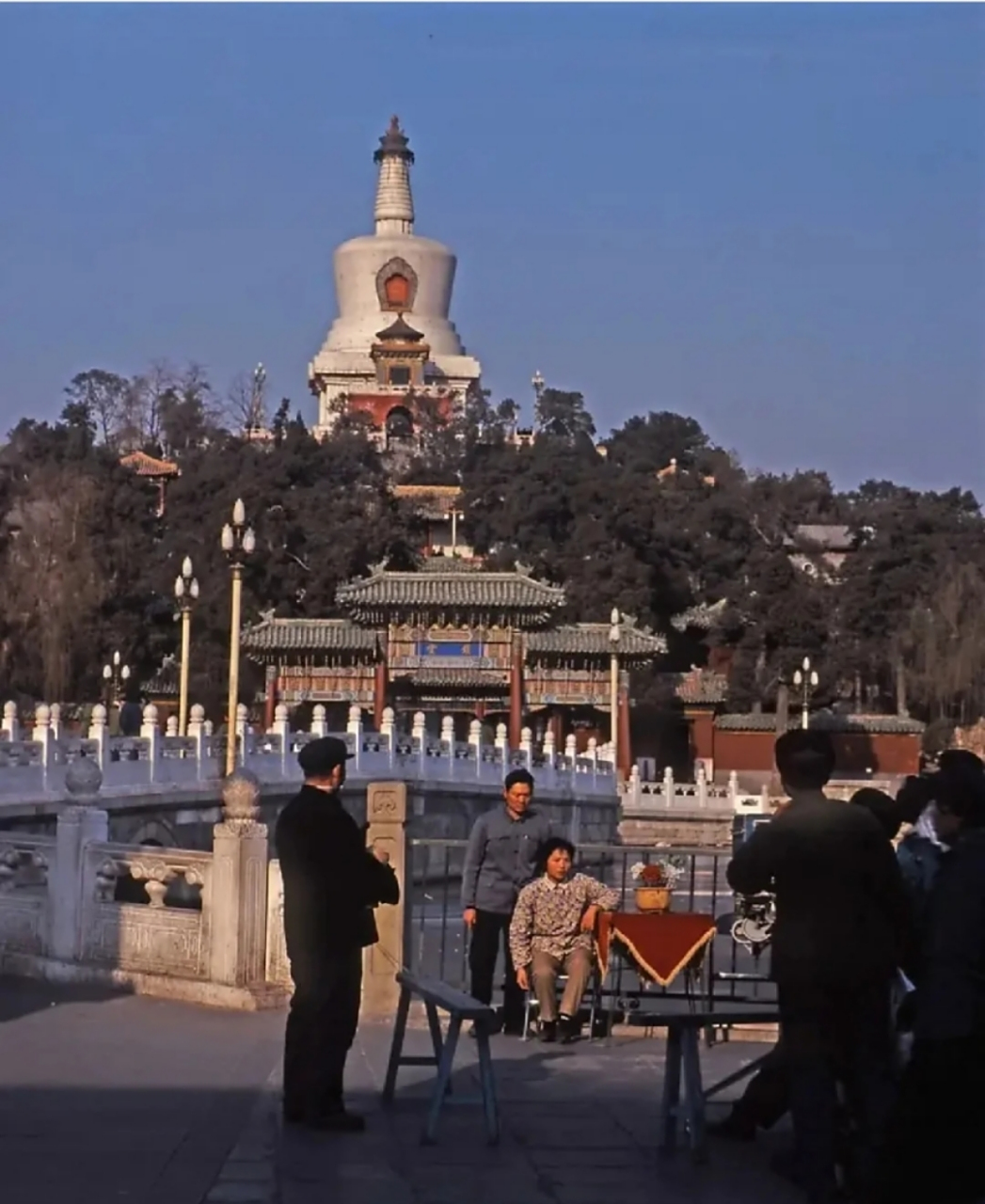 1982年,北京老照片.北海公园白塔前,一对夫妻在合影!