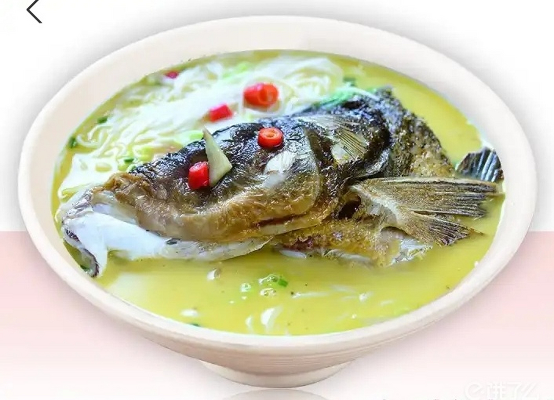 鱼头煮粉是梅州客家人的特色美食,汤汁浓白鲜美,而且营养丰富,非常受