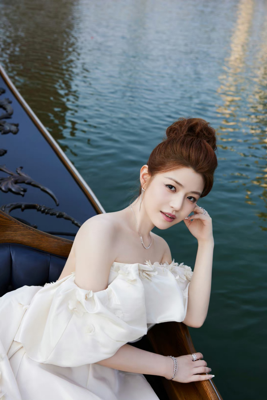 陈妍希# 雪肤玉貌的容颜,白皙细嫩的肩颈线,性感妩媚的曼妙身姿,香肩