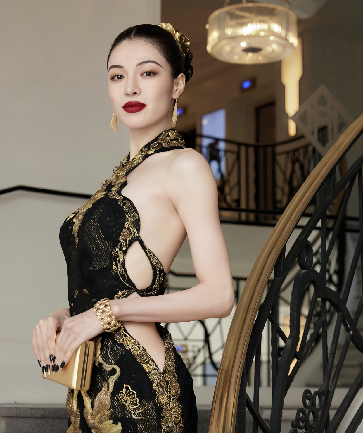 76届康城影展范冰冰透视装和钟楚曦肚兜旗袍比拼谁更胜一筹?