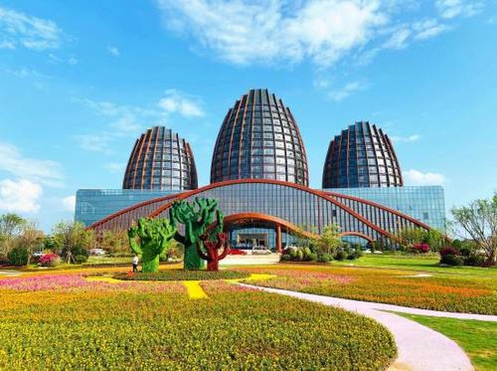 赣州城市客厅酒店位于中国家具制造名城—江西省南康市特色小镇内.