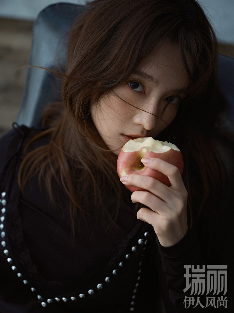 李沁瑞丽伊人风尚九月刊封面人物,三封来袭 你从光影中走来,却比光影