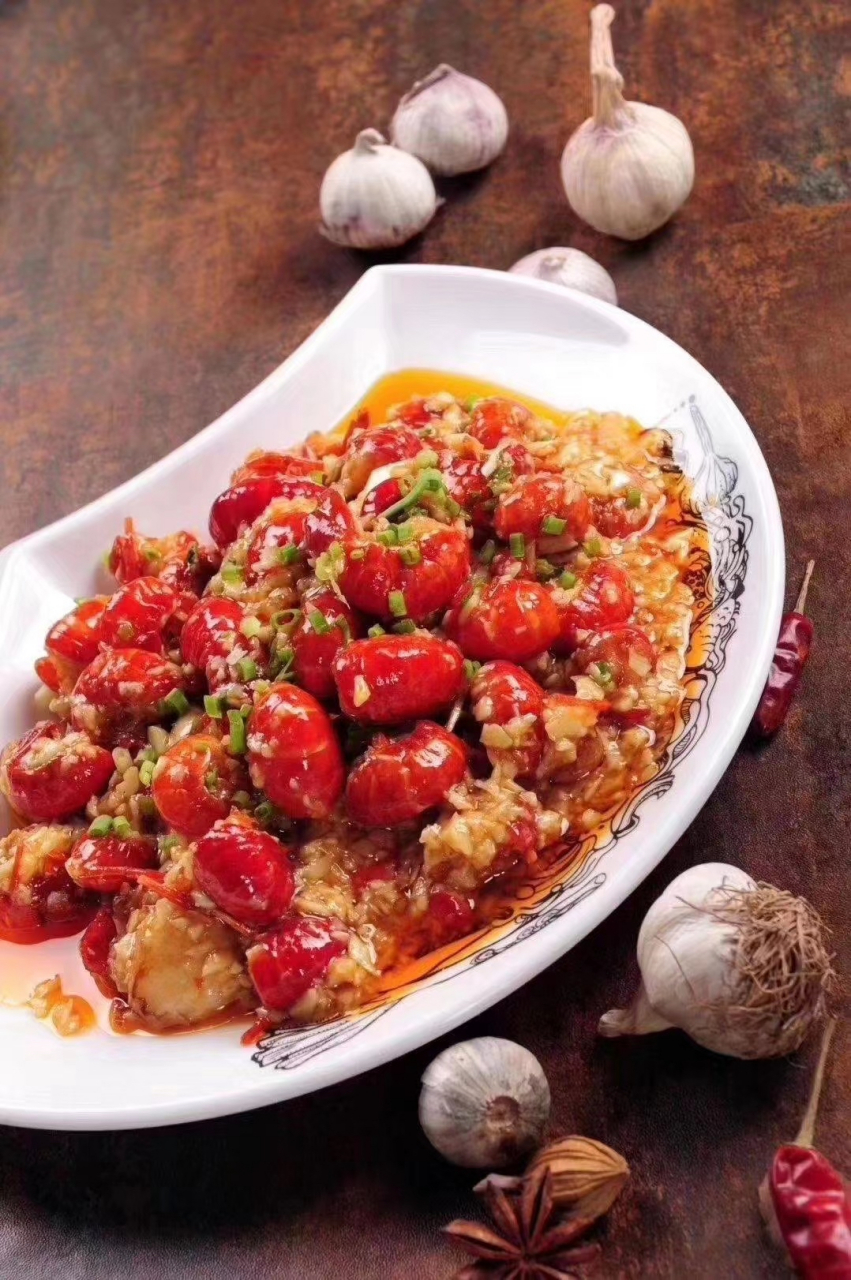 买了点小龙虾尾,自己做蒜蓉小龙虾,再配着几块西瓜,确实挺美.