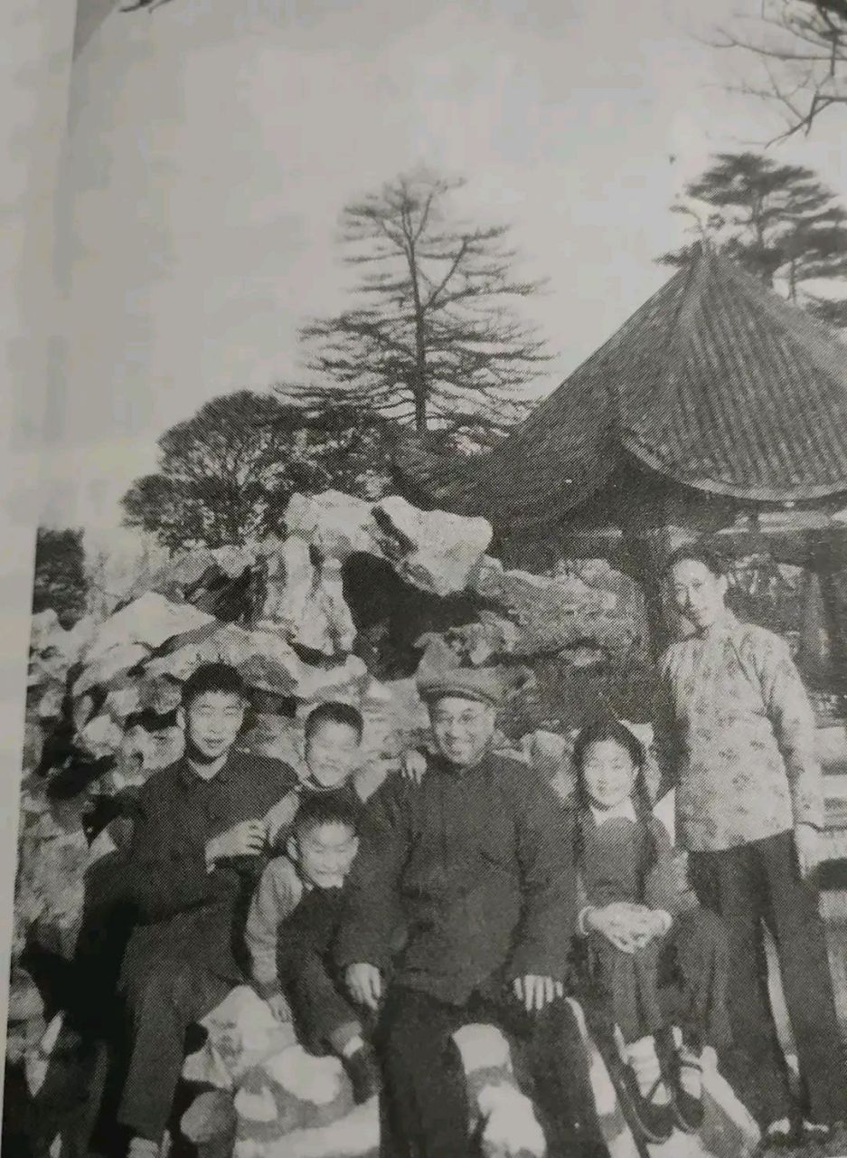 1960年,陳庚大將與夫人傅涯及兒女在一起的合影,這也是陳庚將軍和家人