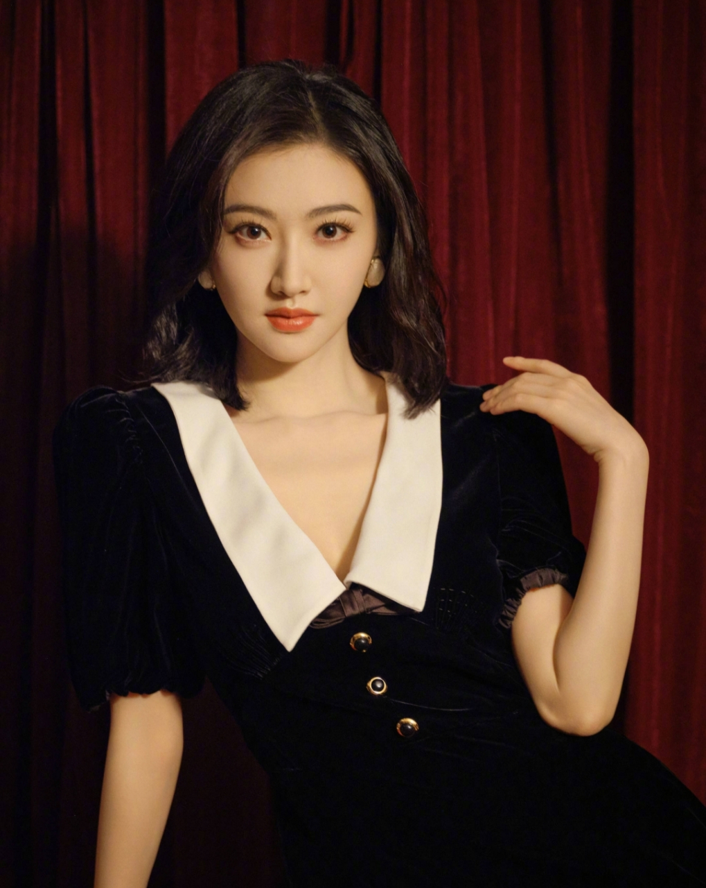 景甜身穿黑色丝绒连衣裙,优雅高贵,大方知性,温柔中又带着几分性感