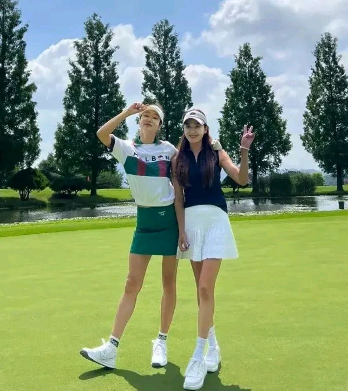 公开的照片中,李素妍和崔汝真正在享受打球的乐趣