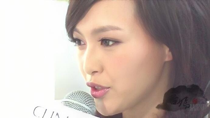 被唐嫣早年的照片美到了,这么非主流的辫子,她扎上就很好看