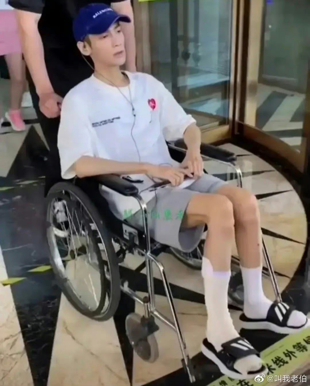 内娱男明星瘦成这样,真的有点太恐怖了,感觉真人肯定会更吓人.