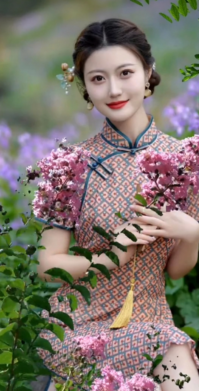 花间有女韵风流 小草青翠花香游 翘首以盼情哥哥 ? 小女子求下一句