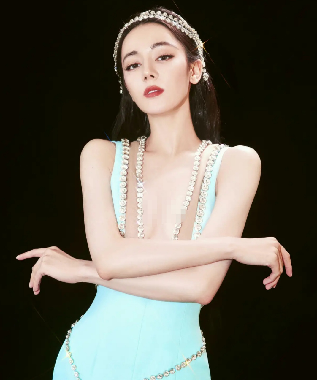 迪丽热巴时尚芭莎年度派对,蓝色鱼尾裙好像刚出水的美人鱼  迪丽热巴