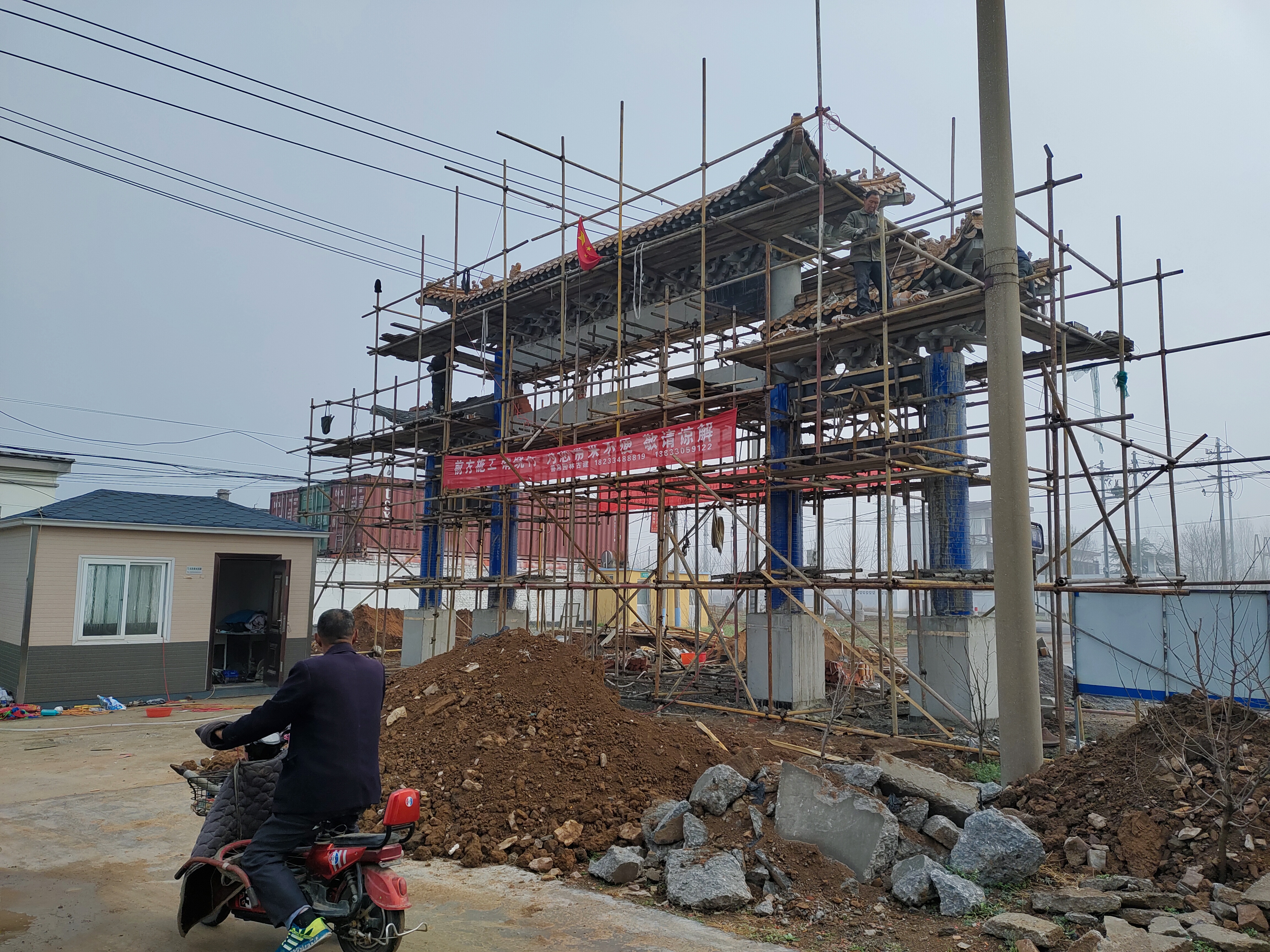 仿古牌楼水泥牌坊施工现场