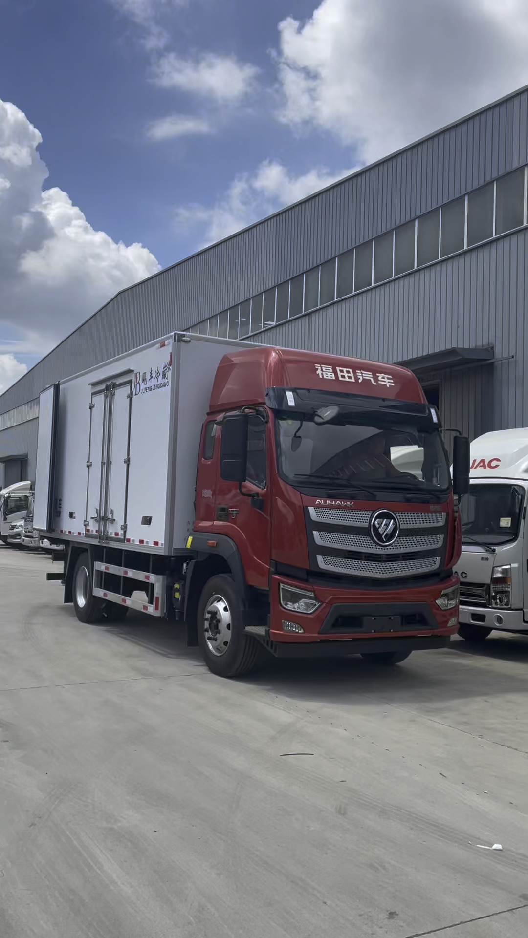 8米福田欧航高顶双卧国六肉钩冷藏车,双侧门5排肉钩导轨,运输100多头