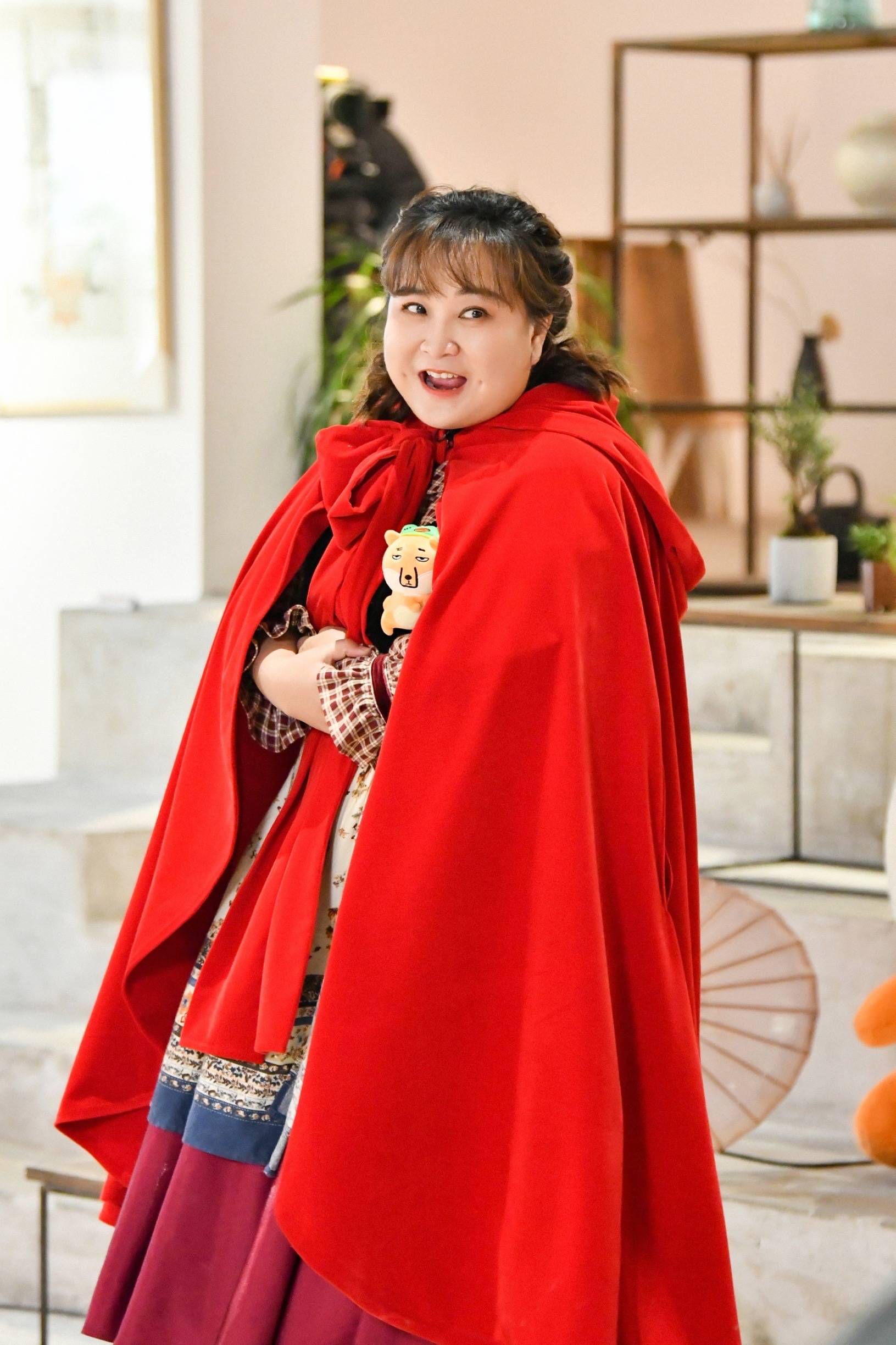 贾玲久违露脸,竟然有线条感的腰身,网友:明星减肥就跟玩似的?