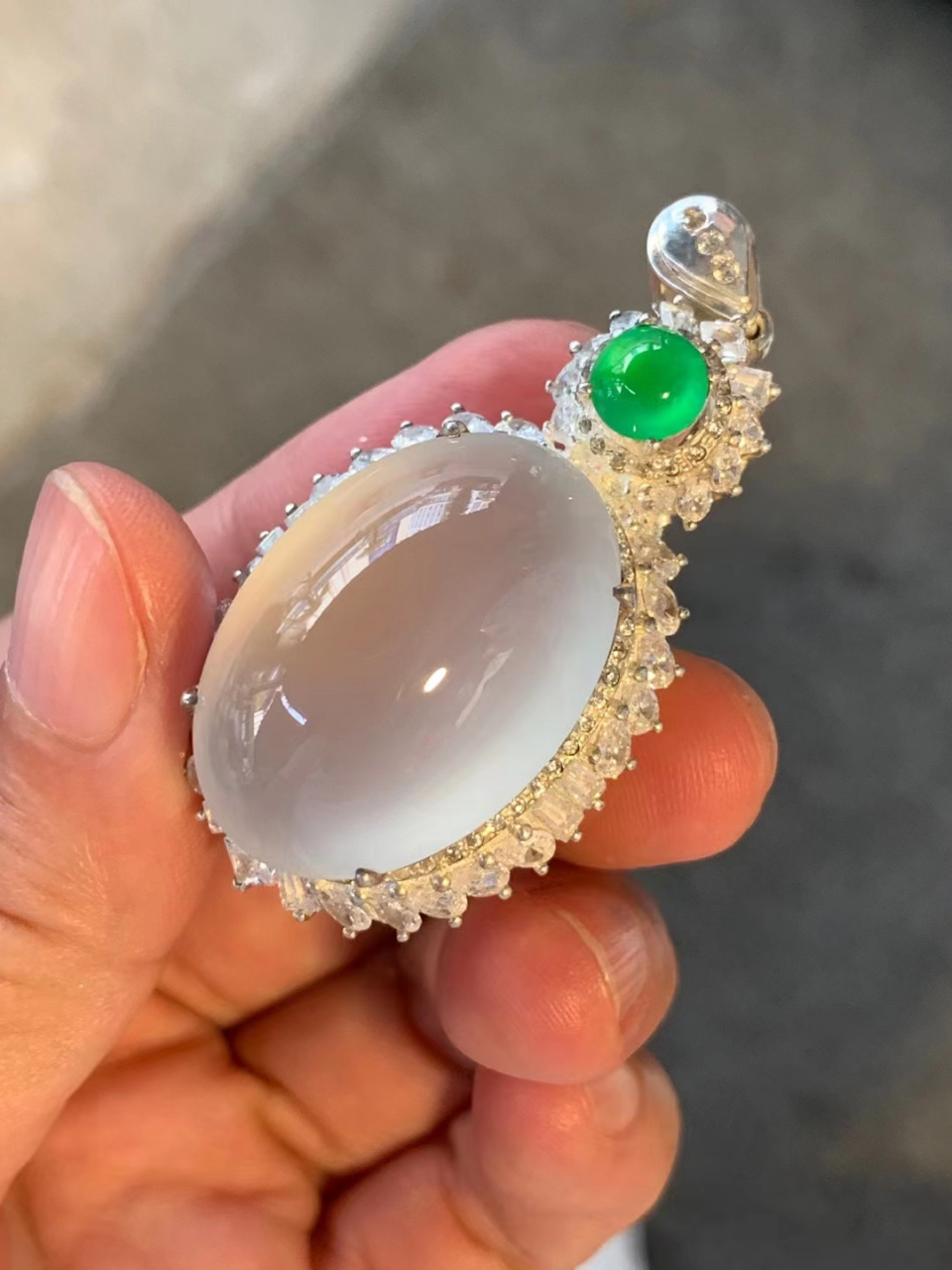 点击头像看直播# #翡翠# 高冰鸽子蛋吊坠,纯净均匀,饱满圆润,品相