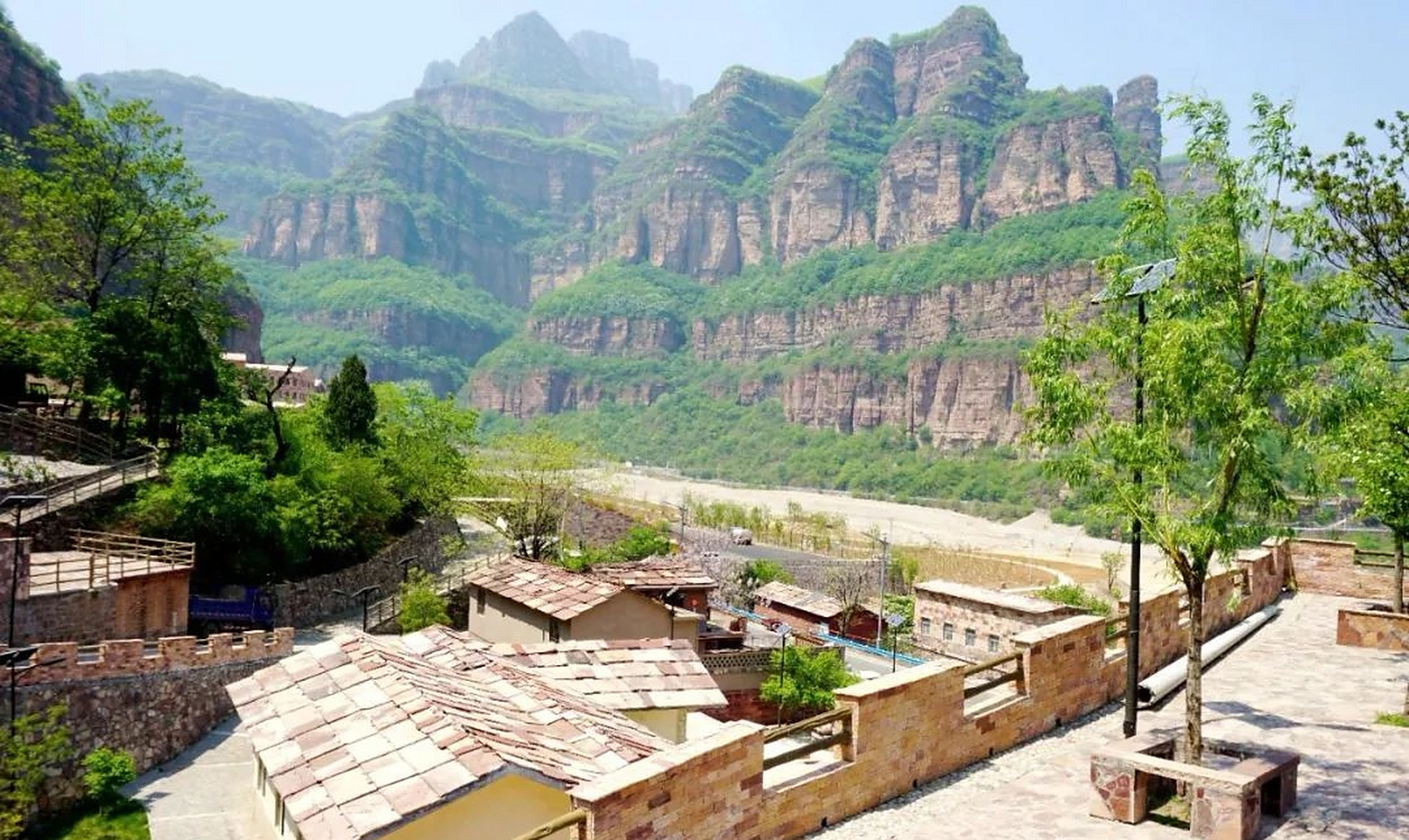 在河南省林州市石板岩镇北部,露水河南岸,有一座古韵悠然,风景秀丽的